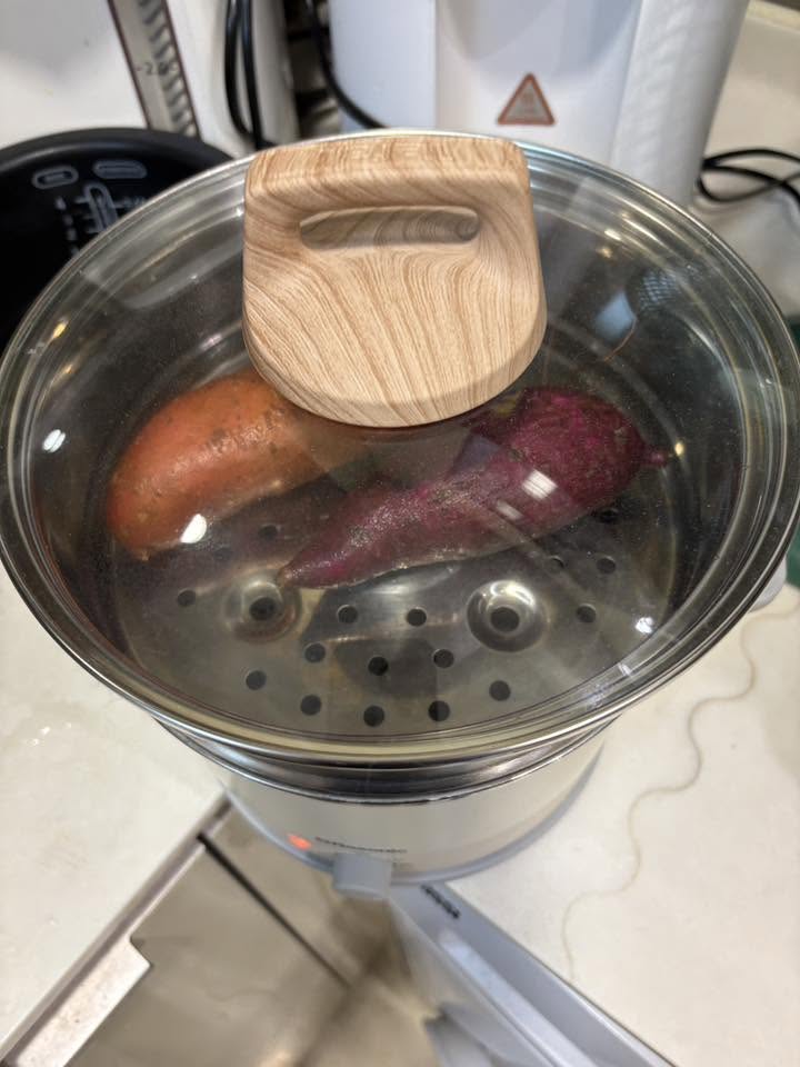 樓主雖在地盤工作,但仍堅持帶飯,他大曬在家中的準備過程,只見鍋中正在蒸煮幾條番薯。(香港帶飯關注組@facebook帖文截圖) 樓主雖在地盤工作,但仍堅持帶飯,他大曬在家中的準備過程,只見鍋中正在蒸煮幾條番薯。(香港帶飯關注組@facebook帖文截圖)