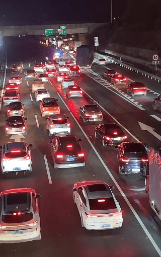 滬昆高速春運期間,塞車塞到要分流。 滬昆高速春運期間,塞車塞到要分流。