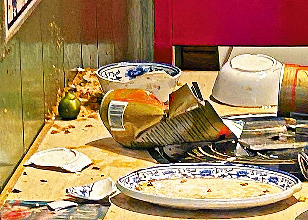 發生爆炸後,一個卡式石油氣罐爆開。
