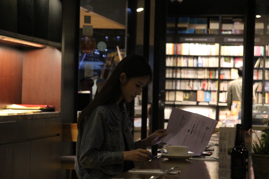 何倍倩曾被拍得在铜锣湾诚品书店买参考书，然后再到咖啡室做功课。
