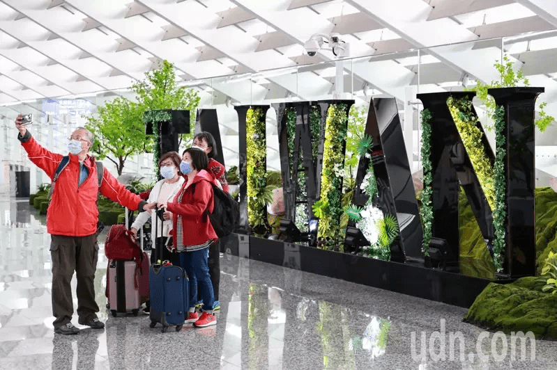 首架符合規定的班機於上午9時22分降落桃園國際機場，該班機旅客下機後在管制區內的台灣意象裝置藝術前自拍留念。聯合報