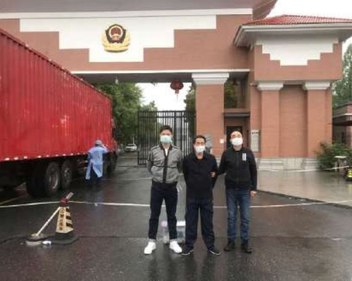 剛刑滿釋放的吳某,因其他罪名(電信詐騙),在監獄大門被民警逮捕。(網圖)