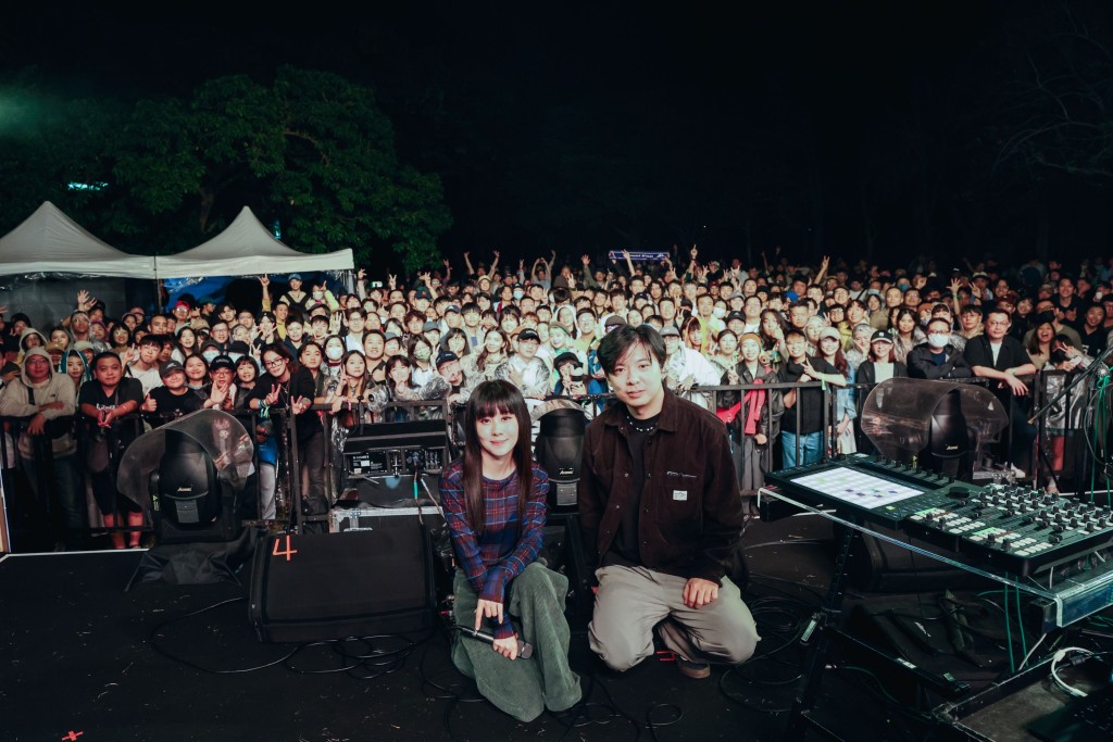 白安與歌迷大合照。 白安與歌迷大合照。