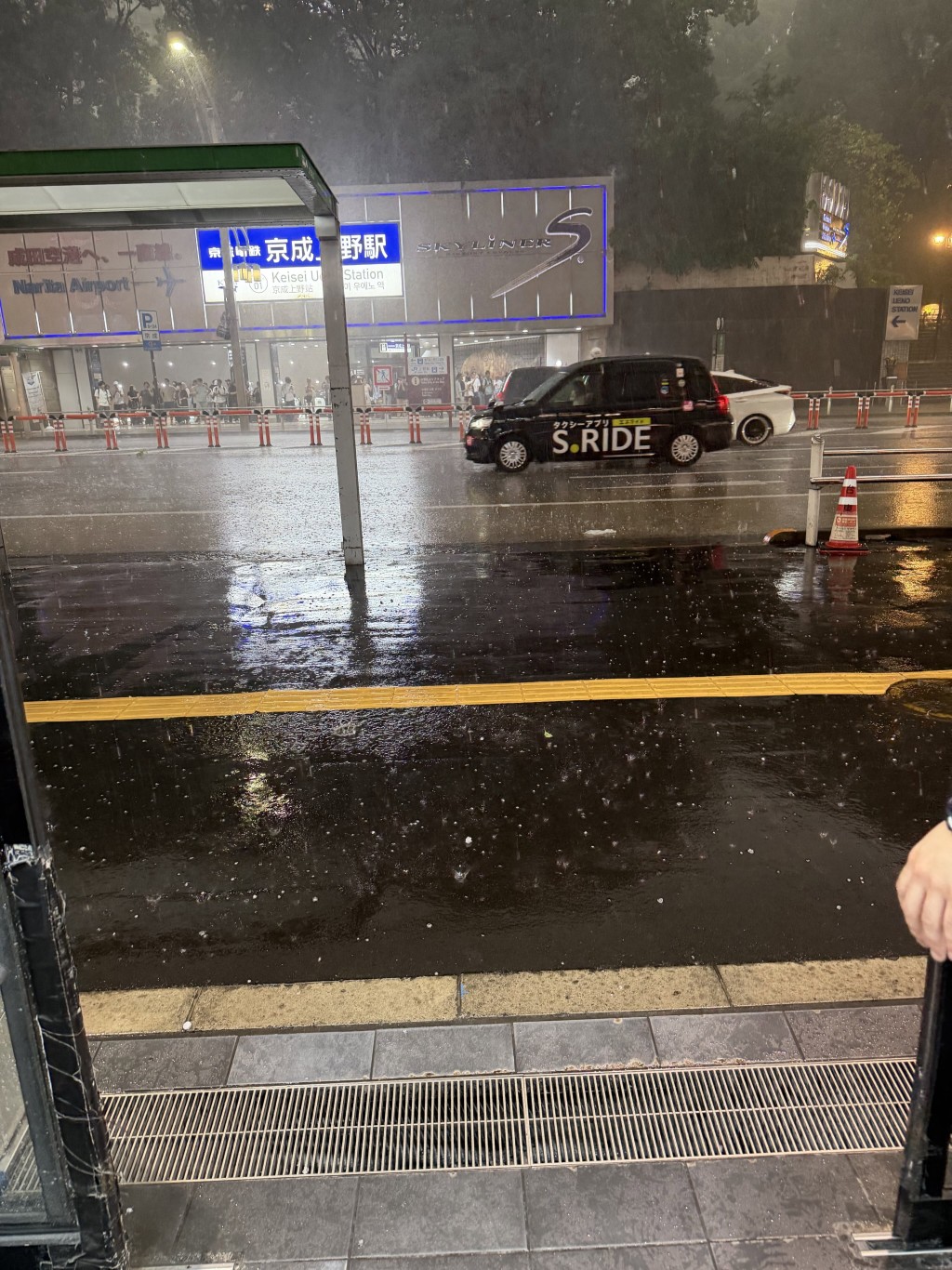 東京上野天氣驟變落冰雹。threads@jia.shannn