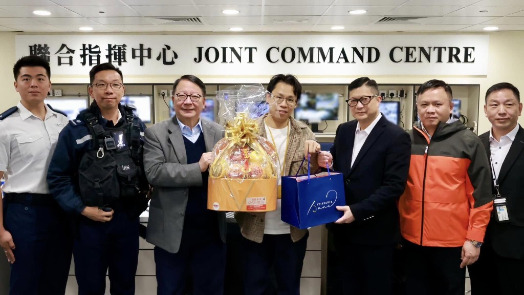 鄧炳強帶果籃曲奇到羅湖口岸探班 感謝員工謹守崗位保過境順暢。鄧炳強fb