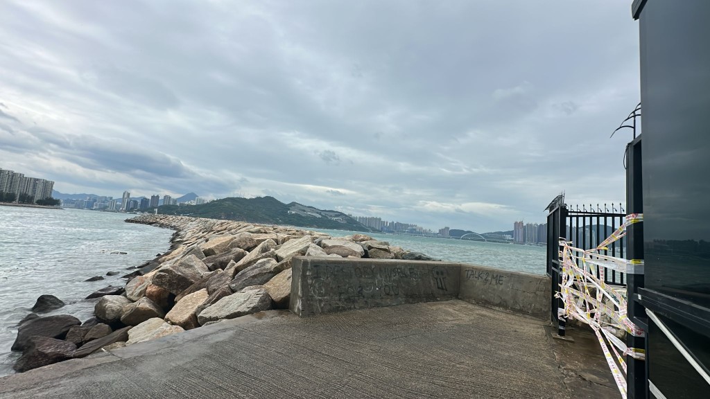 一家四口事發時站在防波堤觀浪。
