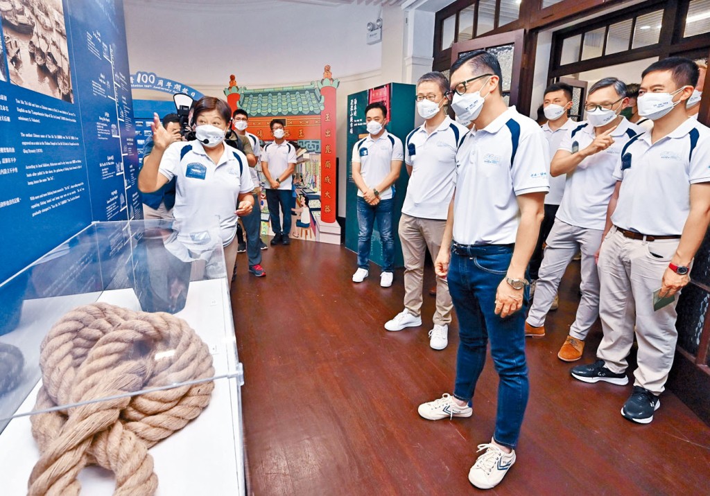 前排右起:鄧炳強及蕭澤頤參觀介紹油麻地歷史展區。