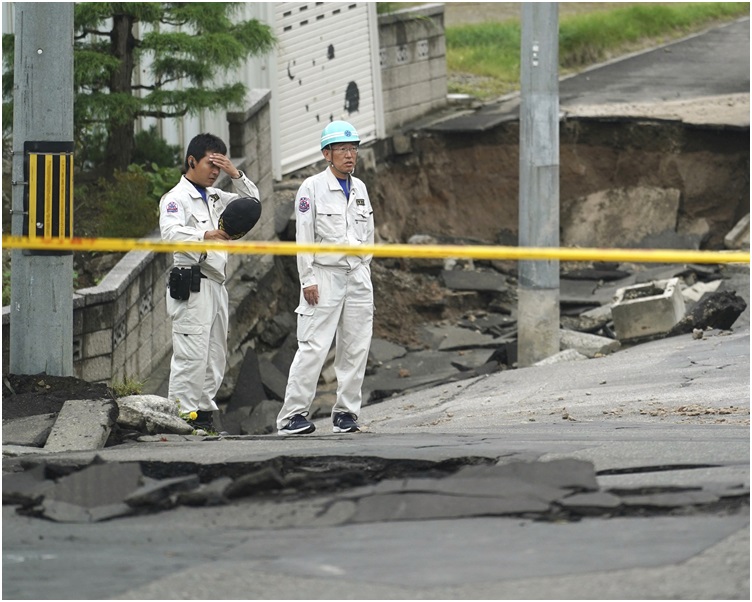 救援人員繼續在重災區厚真町加緊搜救。 AP  