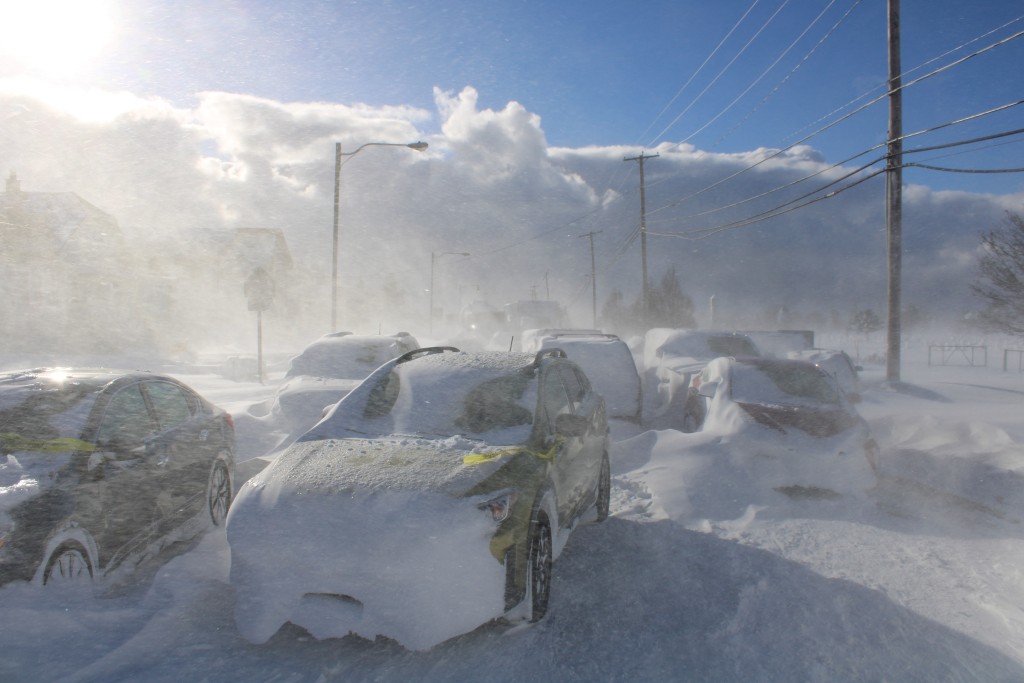 泊在路上的汽車都被雪覆蓋。路透社