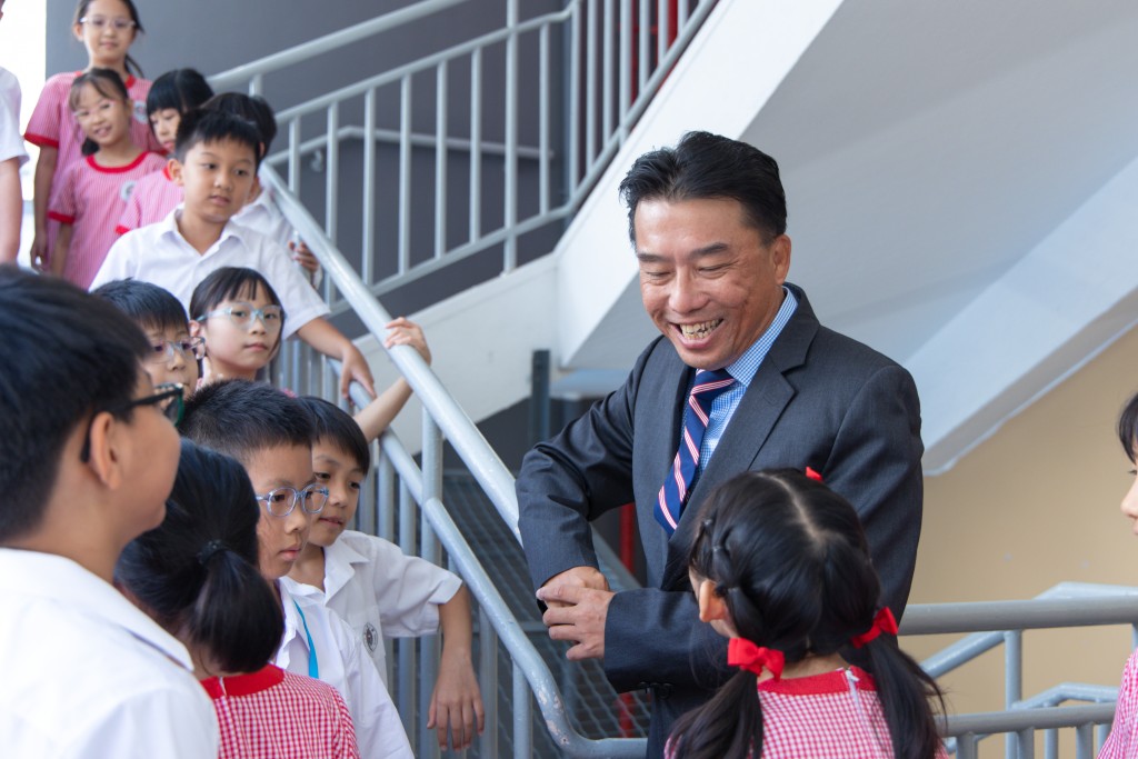 對於教子女和學生，黃校長都是抱持同一信念 —— 放手尊重孩子選擇。（圖片來源：《親子王》）