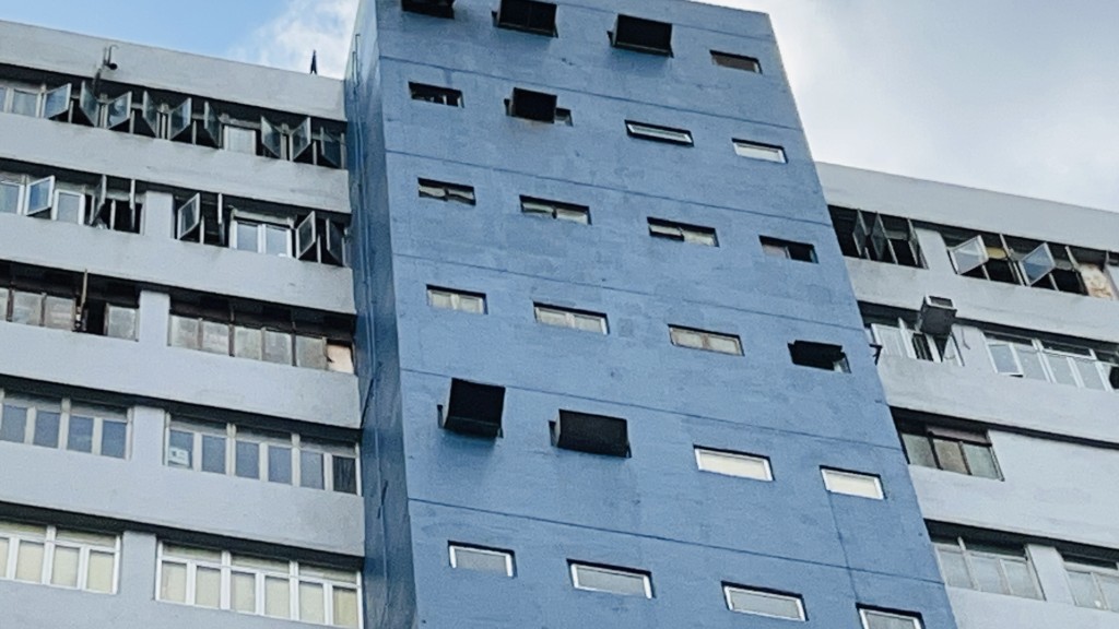 青衣工业中心二期C座顶楼一单位冒烟。