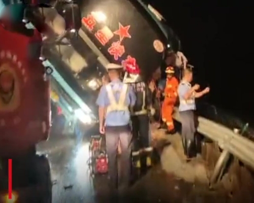 一輛大巴在廣東陽江境內的沈海高速公路發生側翻事故，目前已造成7人死亡。（網圖）