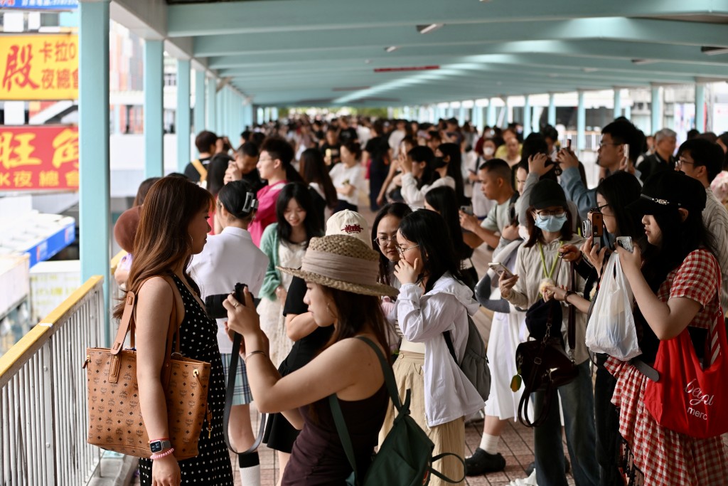 位於旺角的行人天橋成為內地遊客「打卡熱點」。 位於旺角的行人天橋成為內地遊客「打卡熱點」。