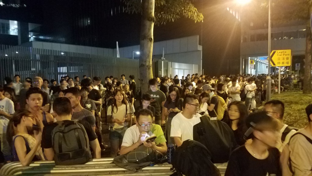 2019年6月11日，立法会原订恢复二读《逃犯条例》修订草案前夕，有示威者静坐包围立法会。资料图片