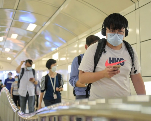 室内公众场所明起需强制戴口罩。