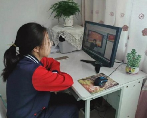 學生在家中舉行誓師大會。網圖