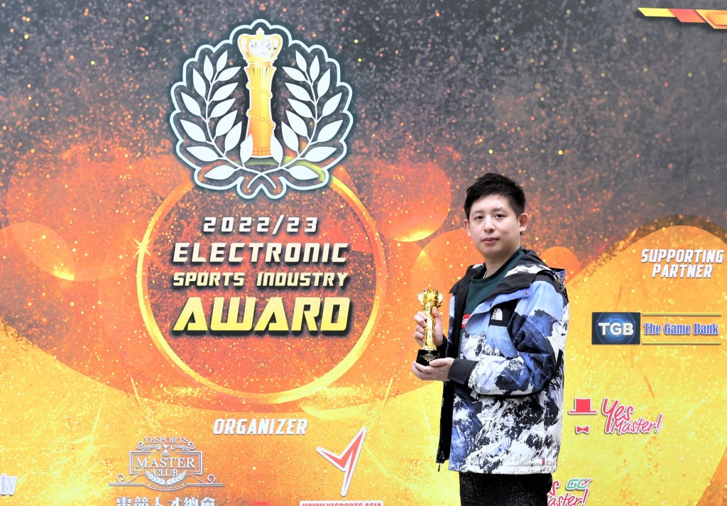 香港亚运代郑礼(Humanbomb)获最具影响力男电竞手奖项。陆永鸿摄