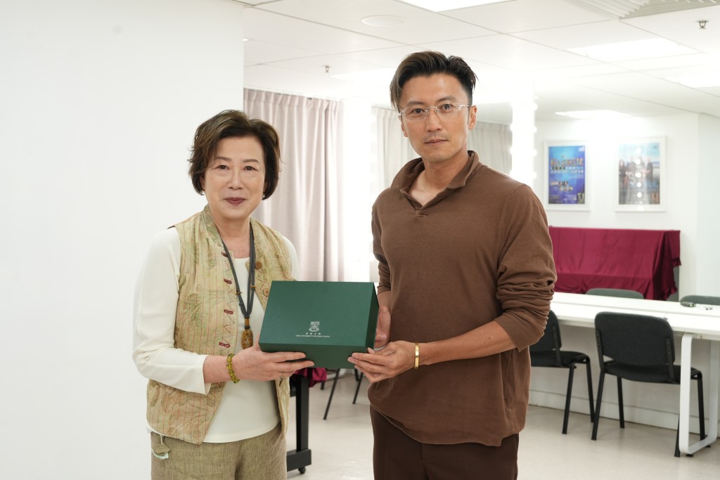 谢霆锋与学院总监及教授（实务）杨紫烨。