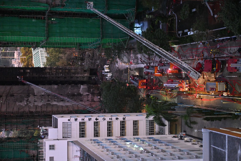 災難遇害者辨認組進入大埔宏福苑火災現場。蘇正謙攝 災難遇害者辨認組進入大埔宏福苑火災現場。蘇正謙攝