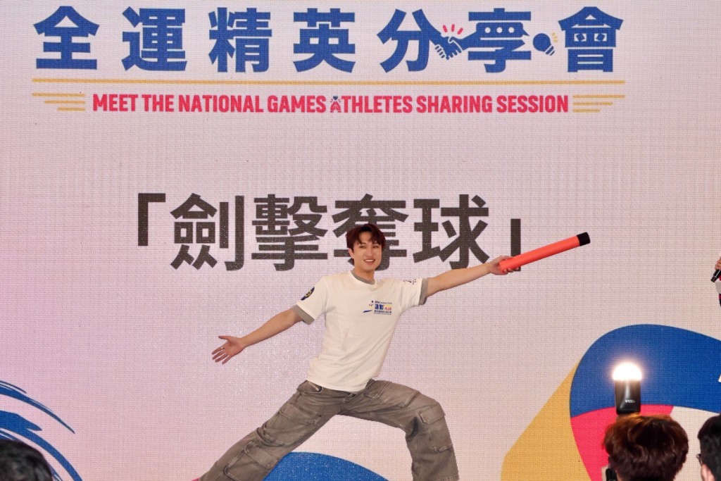 Ryan教大家打劍的弓步。徐嘉華攝