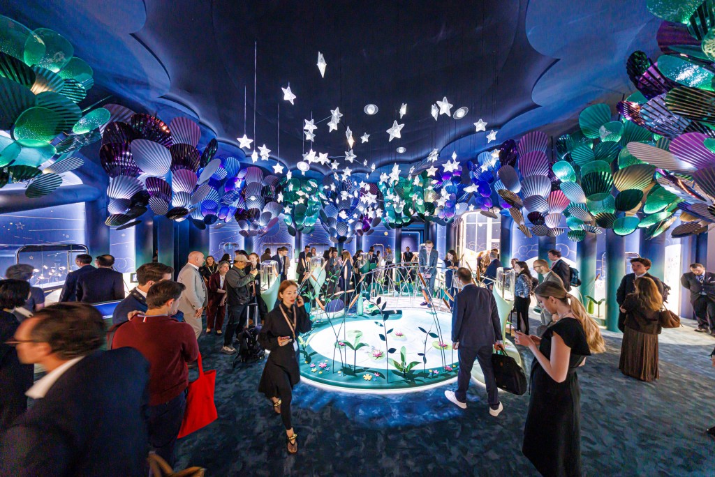 Van Cleef & Arpels的展區恍如沉浸於夜色之中的法式花園,充滿浪漫詩意。 Van Cleef & Arpels的展區恍如沉浸於夜色之中的法式花園,充滿浪漫詩意。