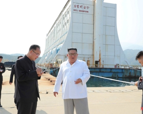 金正恩视察金刚山旅游区时，批评建筑物毫无体现民族性，乱七八糟，像灾区临时草棚或隔离病房。（网图）