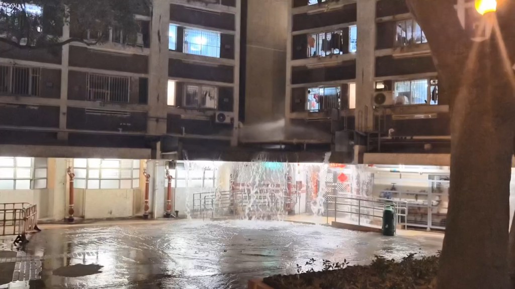 大量積水從平台湧出,形成特大水簾。網上片段截圖 大量積水從平台湧出,形成特大水簾。網上片段截圖