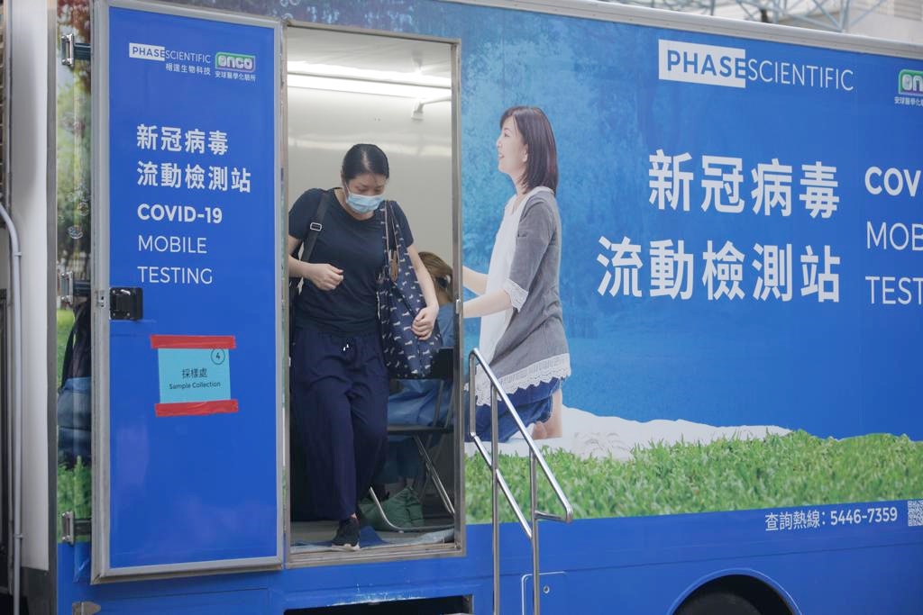 居民排队接受检测，人流不算多。