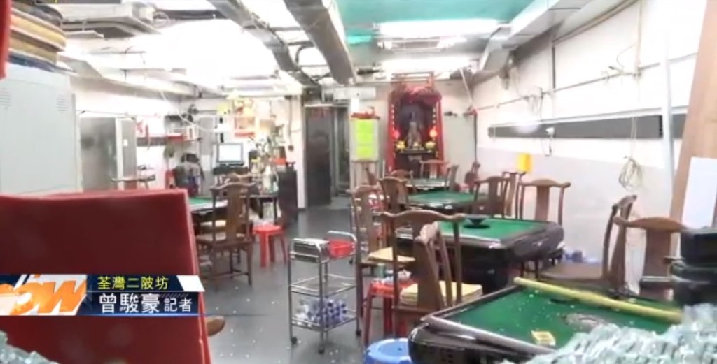 麻雀館遭示威者毀壞大門。NOW截圖
