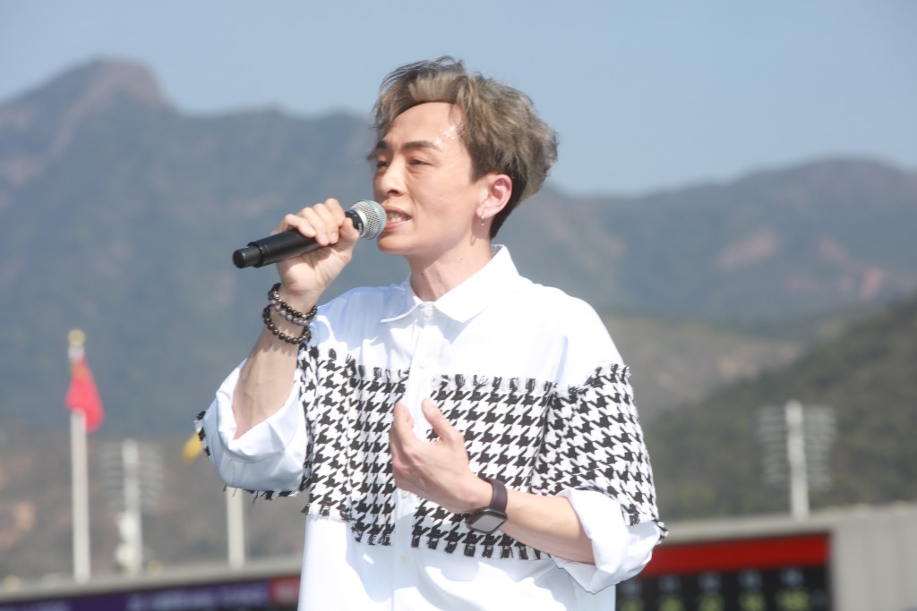 《中年好声音》参赛者颜志恒于马会公众席舞台献唱《一首歌一个故事》。