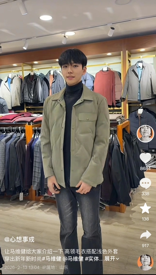 馬維健幫母服裝店親自上陣任中老年男裝的模特兒。 抖音