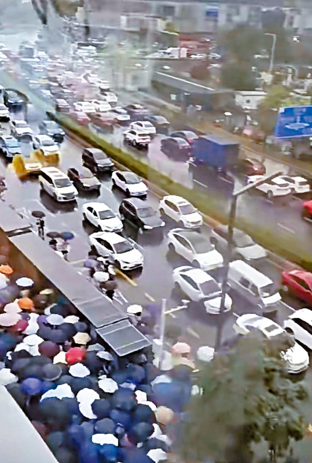 受「苏拉」侵袭，深圳昨日狂风暴雨，马路上大塞车。