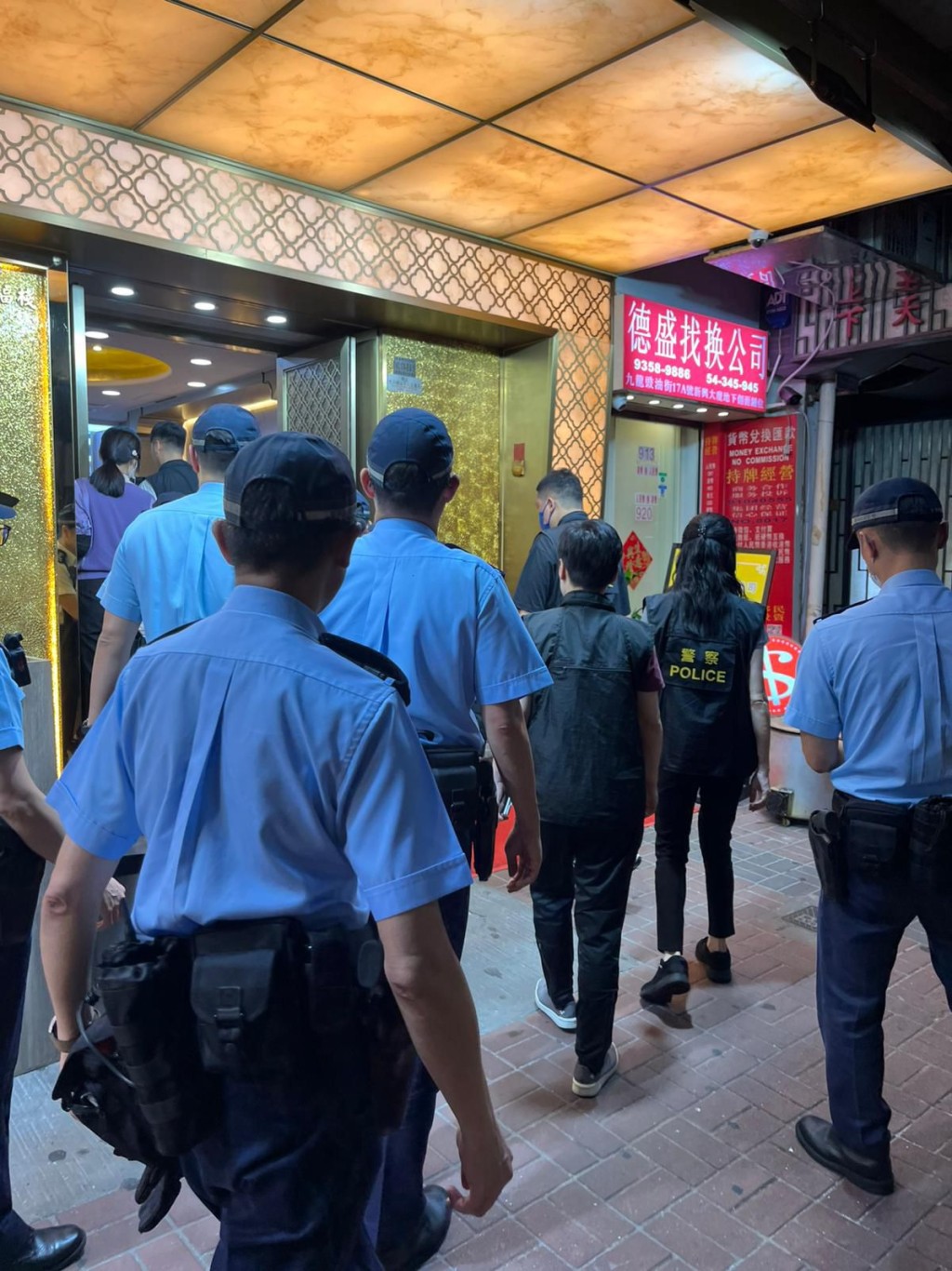 警方突擊搜查旺角區內單位及14個處所，包括夜總會，桑拿，桌球室，麻雀館，遊戲機中心及酒吧等。警方提供