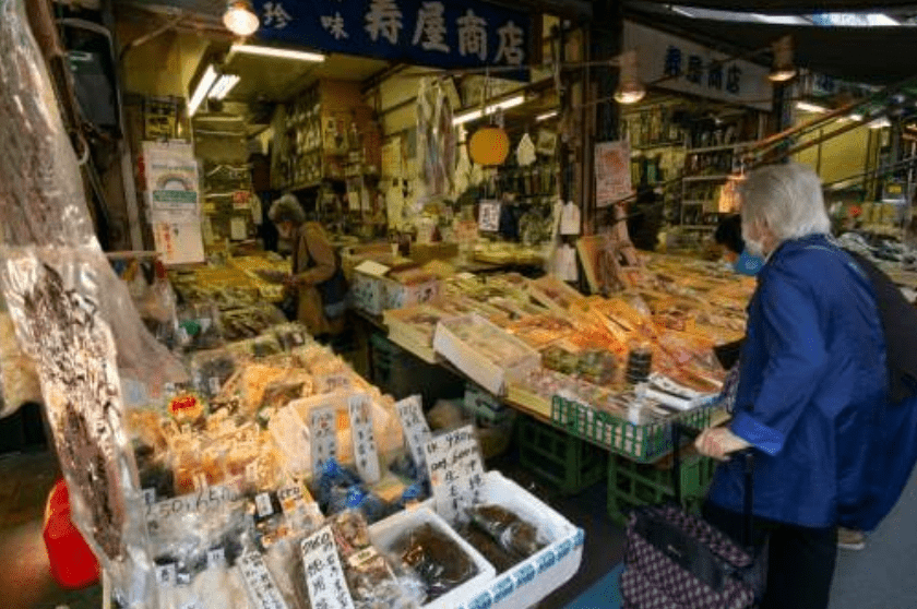 築地市場管理方坦言，市場原為專業食材批發中心，卻因觀光客暴增淪為「過度觀光」重災區，部分老顧客甚至因此流失。法新社