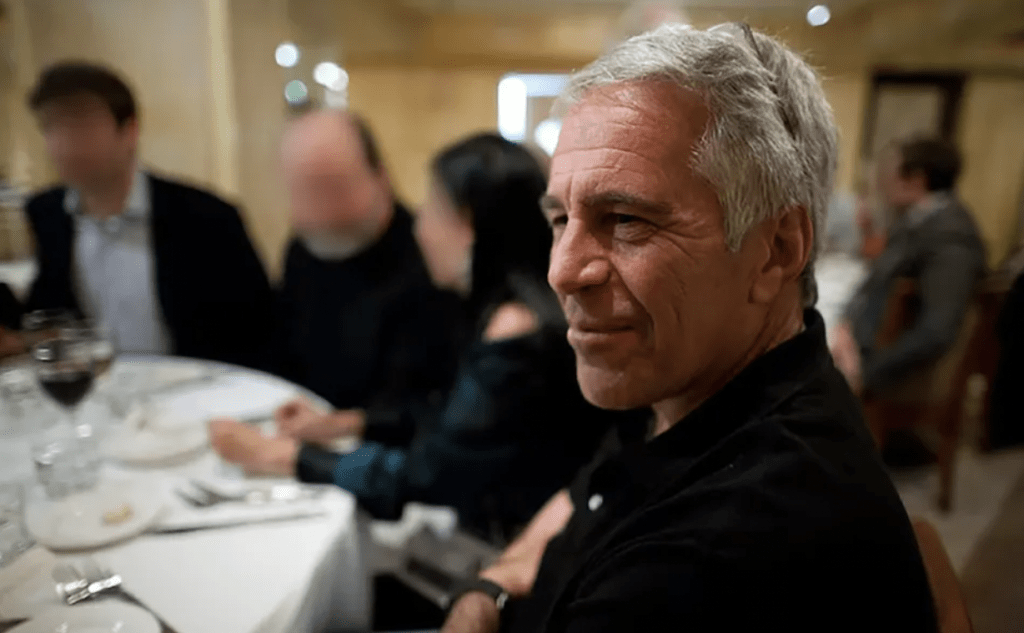 愛潑斯坦其後於2015年8月20日致函億萬富豪Tom Pritzker時，更形容該場晚宴「相當瘋狂」。司法部