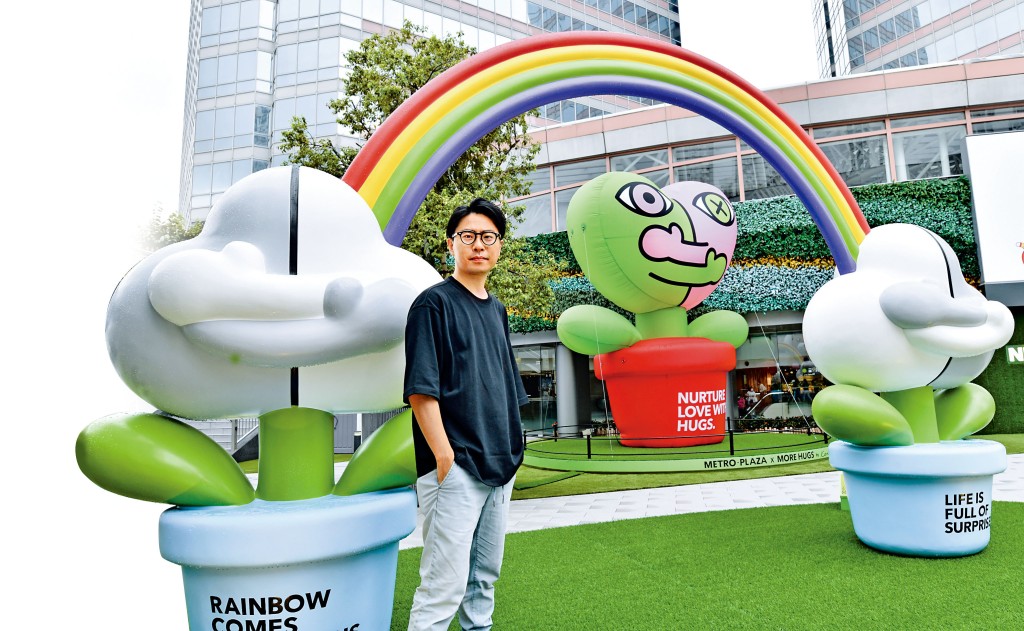 Ken自小患有弱視,但並沒有影響日常生活,以及成為設計師的志願。他一直以好的眼睛看世界,永遠不會用壞的眼睛看事物,啟發出More Hugs的創作概念。