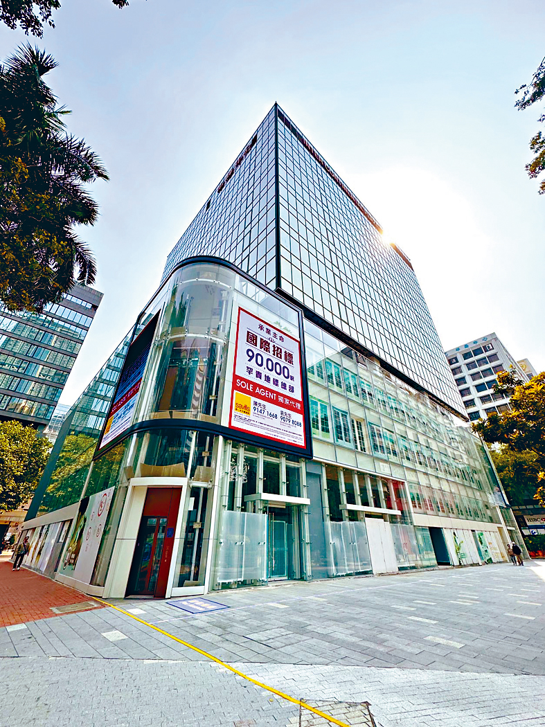 尖東明輝中心高層全層放售,意向價約1.18億。 尖東明輝中心高層全層放售,意向價約1.18億。