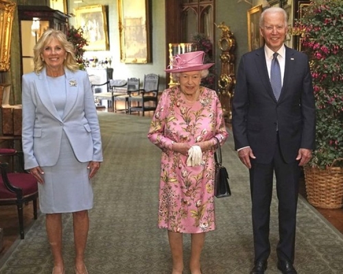 英女皇在溫莎堡的方庭接見拜登夫婦。AP