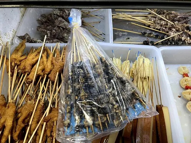 常德市水星街一麻辣燙店售賣的螺肉串，有些可辨認出疑似為福壽螺。