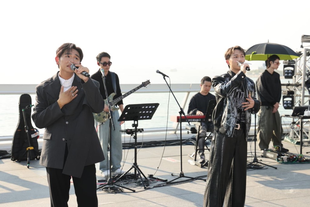 Teller（右）、Jacky（左）合唱《命硬》。