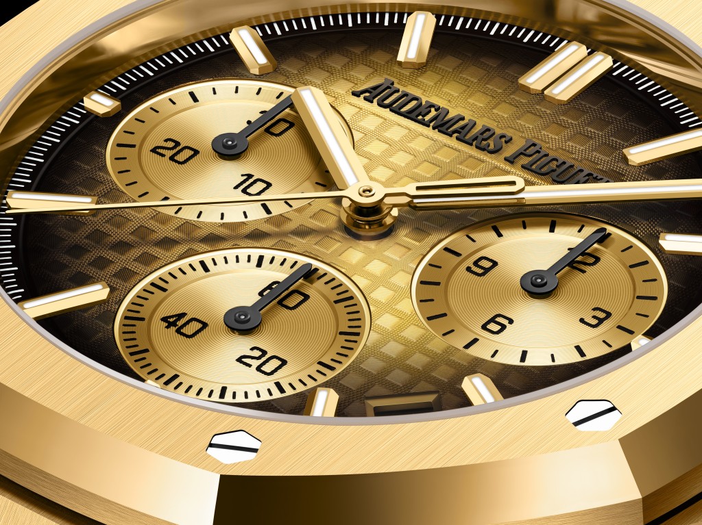 金色Grande Tapisserie大型格紋錶盤擁有煙燻漸變效果。