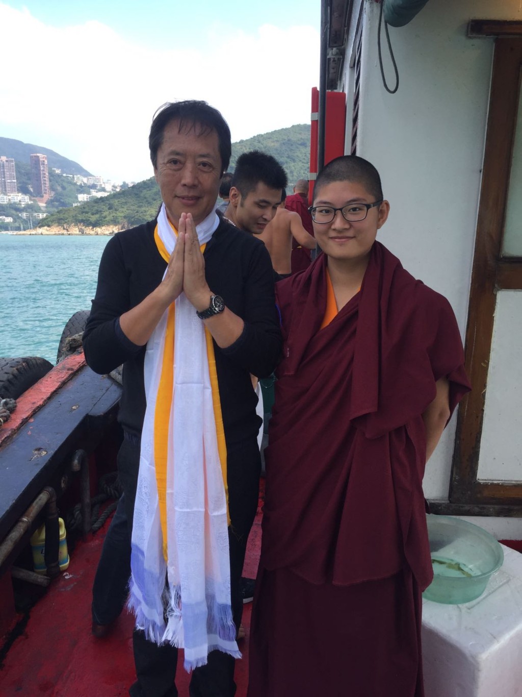 信奉佛教的Eddie每年都會與喇嘛一起出海放生。
