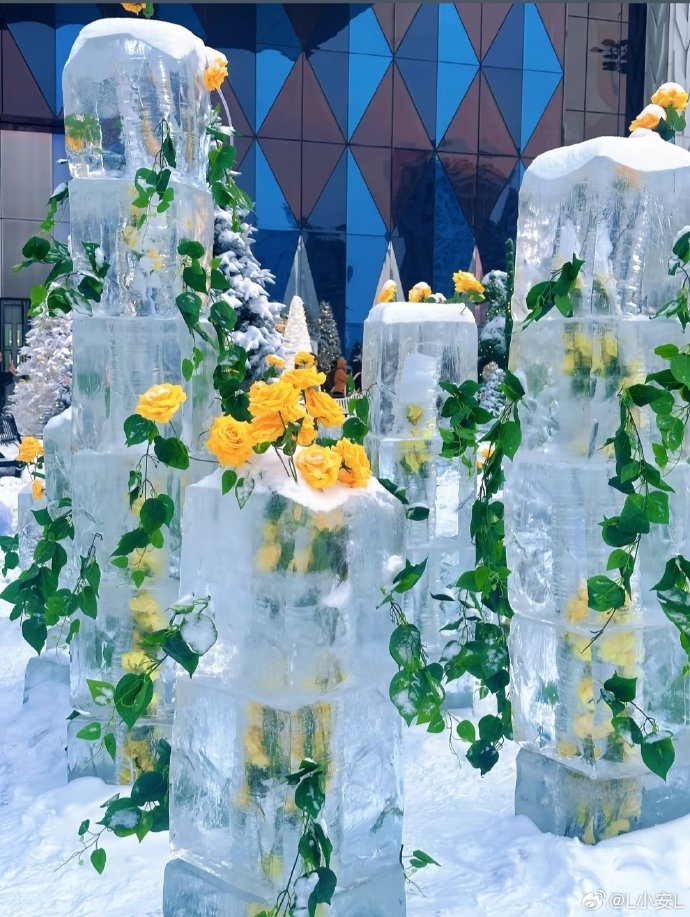 冰雪大世界當中還有冰扇藏花、天使之翼、冰凝愛意等多處網紅打卡點。 微博