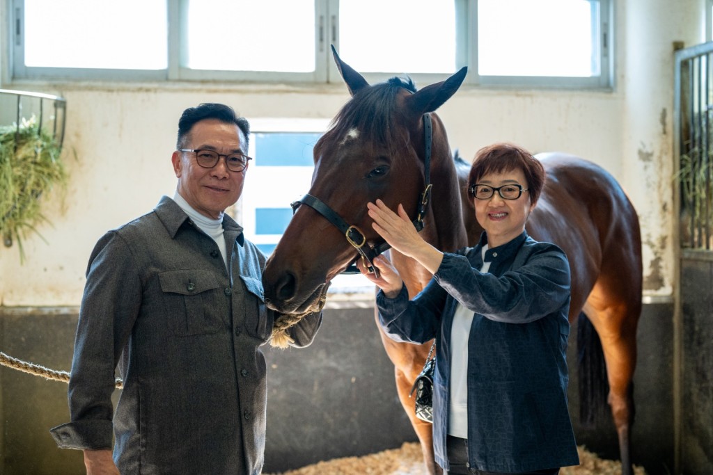 梁錫光會與太太一同探望愛駒。