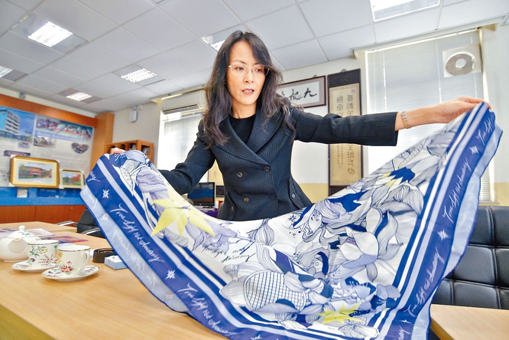 李伊瑩指,為慶祝真光一百五十周年校慶,舉辦活動外,又特製一系列紀念品,包括融入學校特色的絲巾。