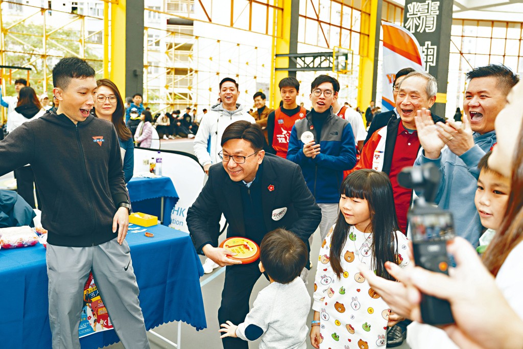 勞工及福利局局長孫玉菡(中)於《全民騰飛》活動中試玩躲避盤,騰訊公益慈善基金會行政總監李子樹(右一)及青年會總幹事劉俊泉(右二)在旁打氣。 勞工及福利局局長孫玉菡(中)於《全民騰飛》活動中試玩躲避盤,騰訊公益慈善基金會行政總監李子樹(右一)及青年會總幹事劉俊泉(右二)在旁打氣。
