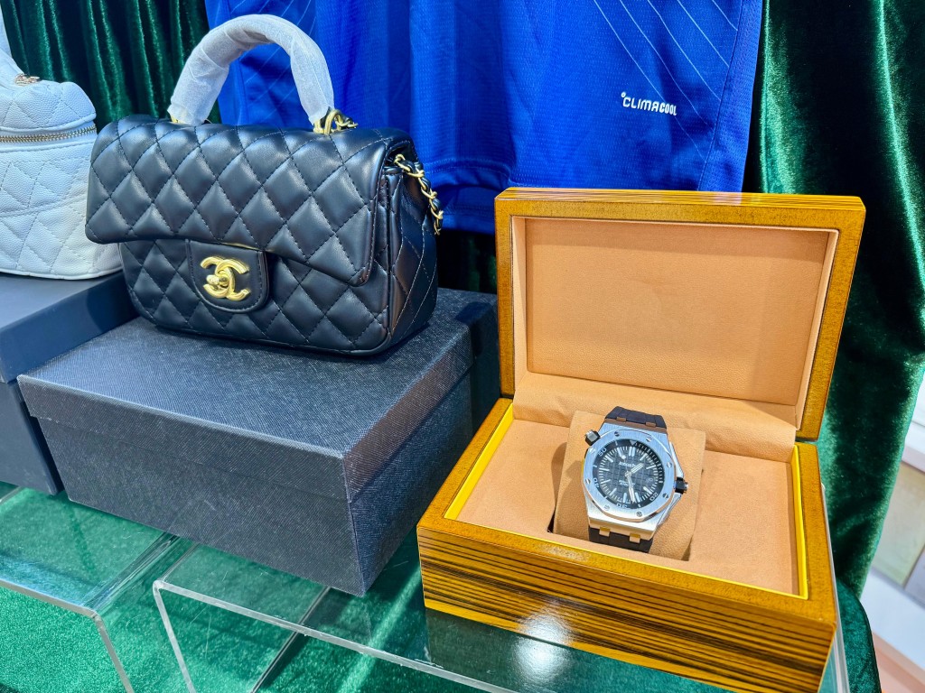 海關展示懷疑高仿的手錶及名牌手袋。 海關展示懷疑高仿的手錶及名牌手袋。