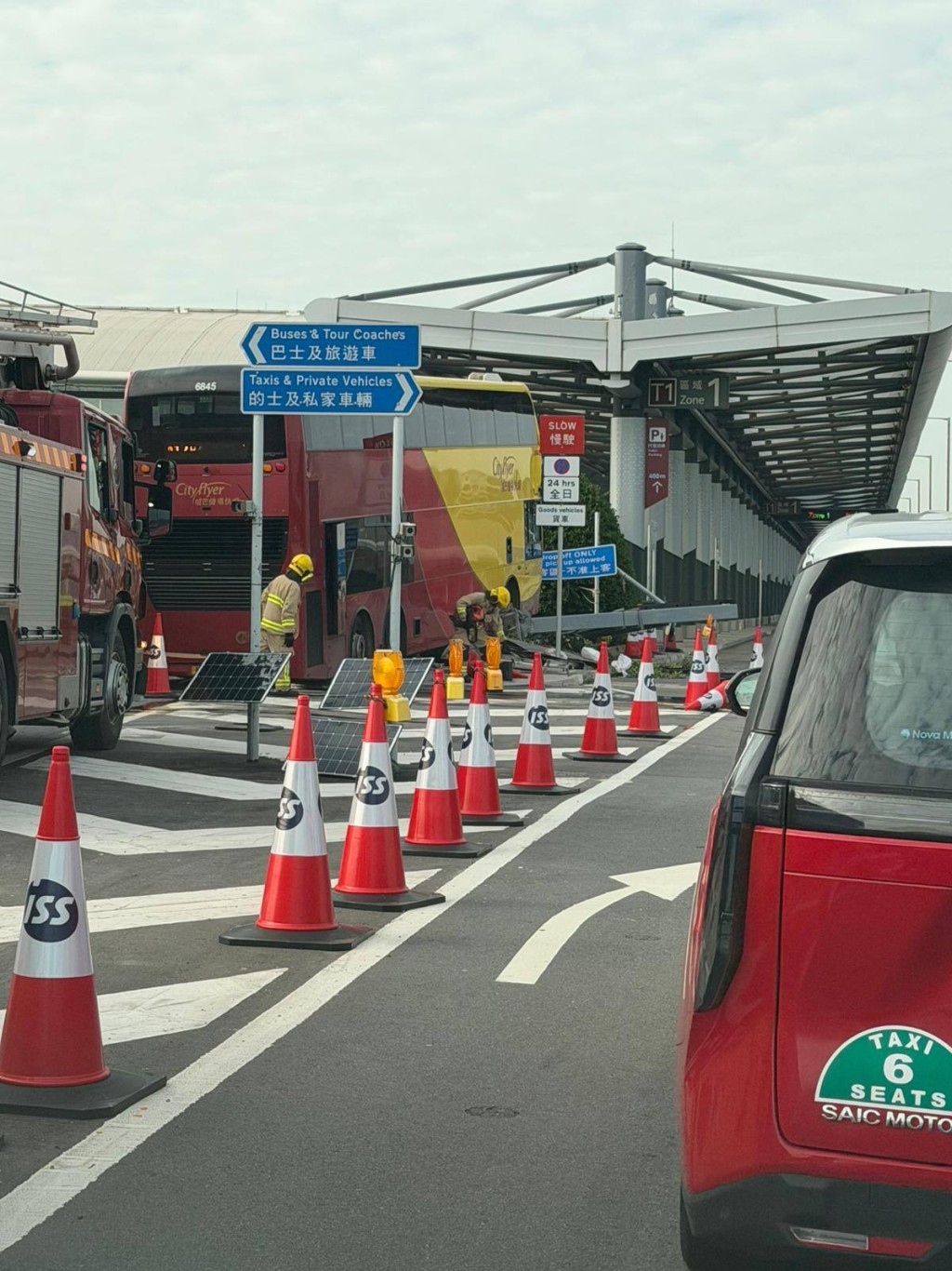 涉事城巴直撞一號客運大樓巴士落客區對出的花槽。網上圖片 涉事城巴直撞一號客運大樓巴士落客區對出的花槽。網上圖片