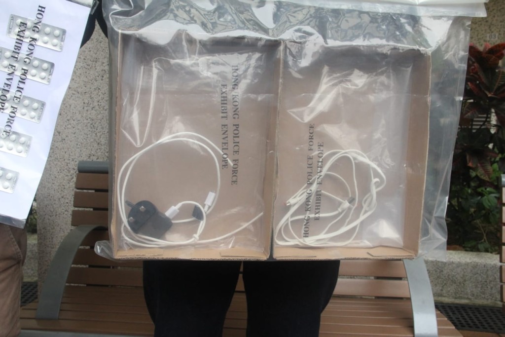 警方發現兩條被一綁成一圈的電話充電線。