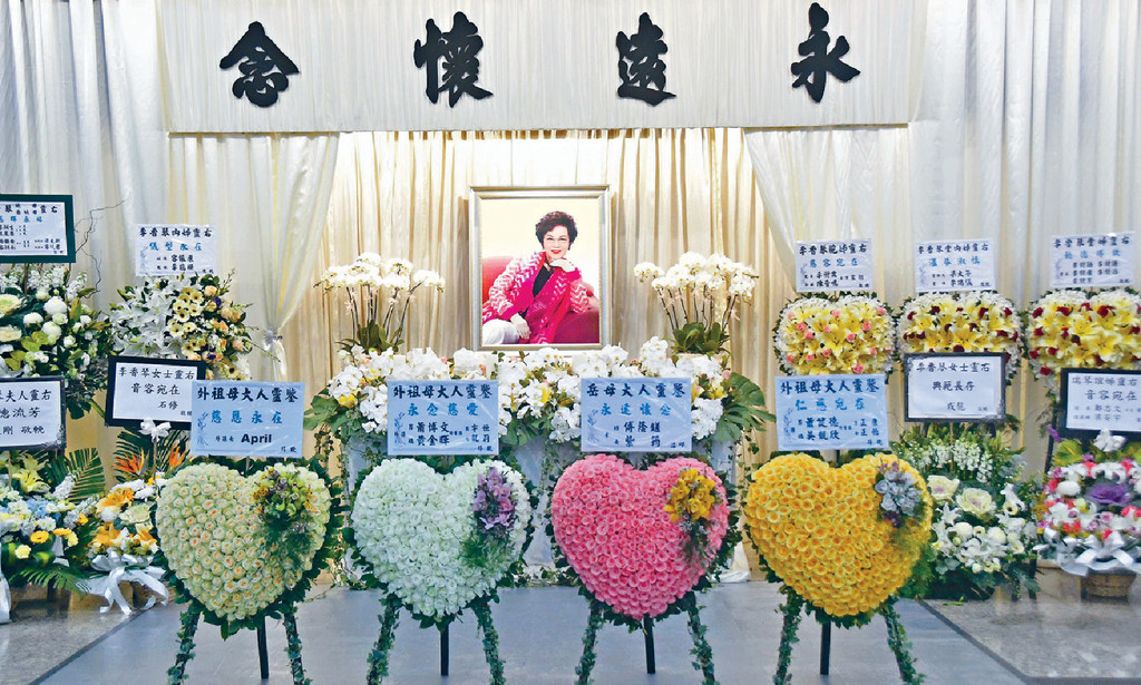 ■琴姐的靈堂佈置清簡，遺照中的琴姐笑容溫暖。
